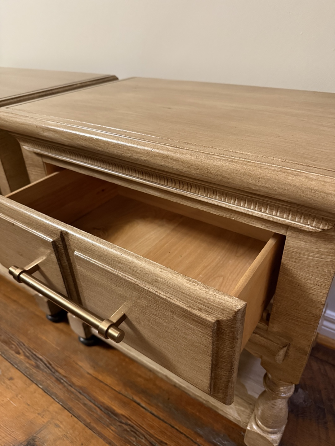 Pair of Vintage Nightstands - photo 3