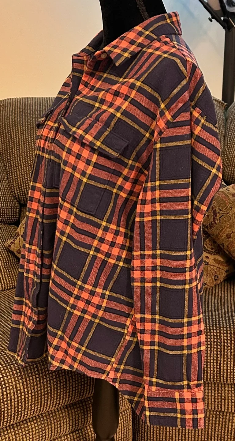 ✨✨Old Navy Boyfriend Shirt, Size Large, Plaid image indicator(3)