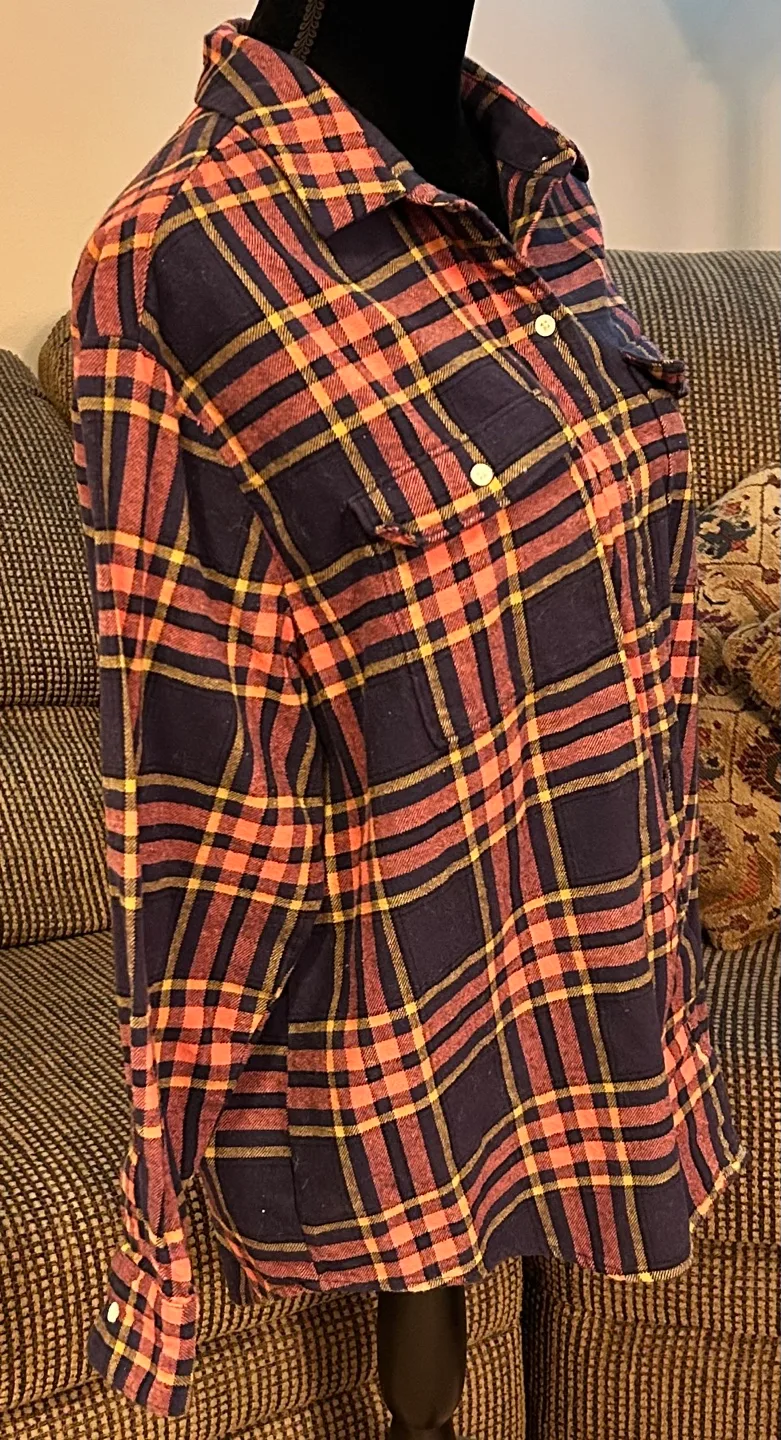 ✨✨Old Navy Boyfriend Shirt, Size Large, Plaid image indicator(2)