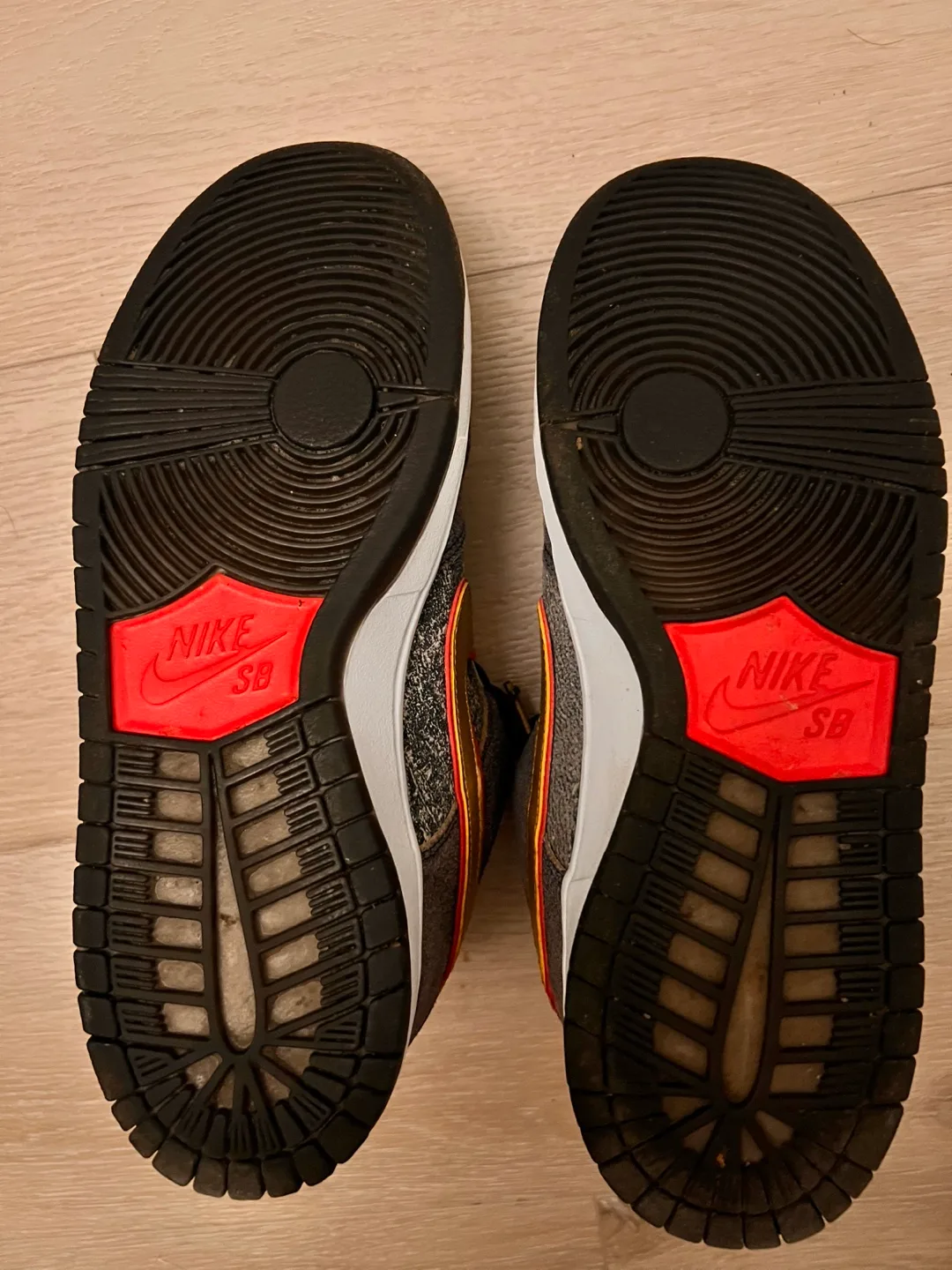 Nike Sb dunk low Beijing Metallic Gold image indicator(3)