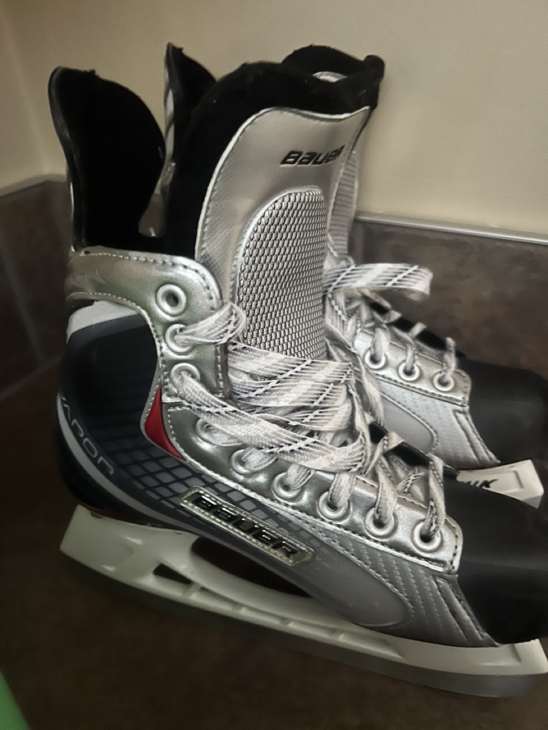Bauer Vapor X500 Hockey Skates - Size 5 - photo 3