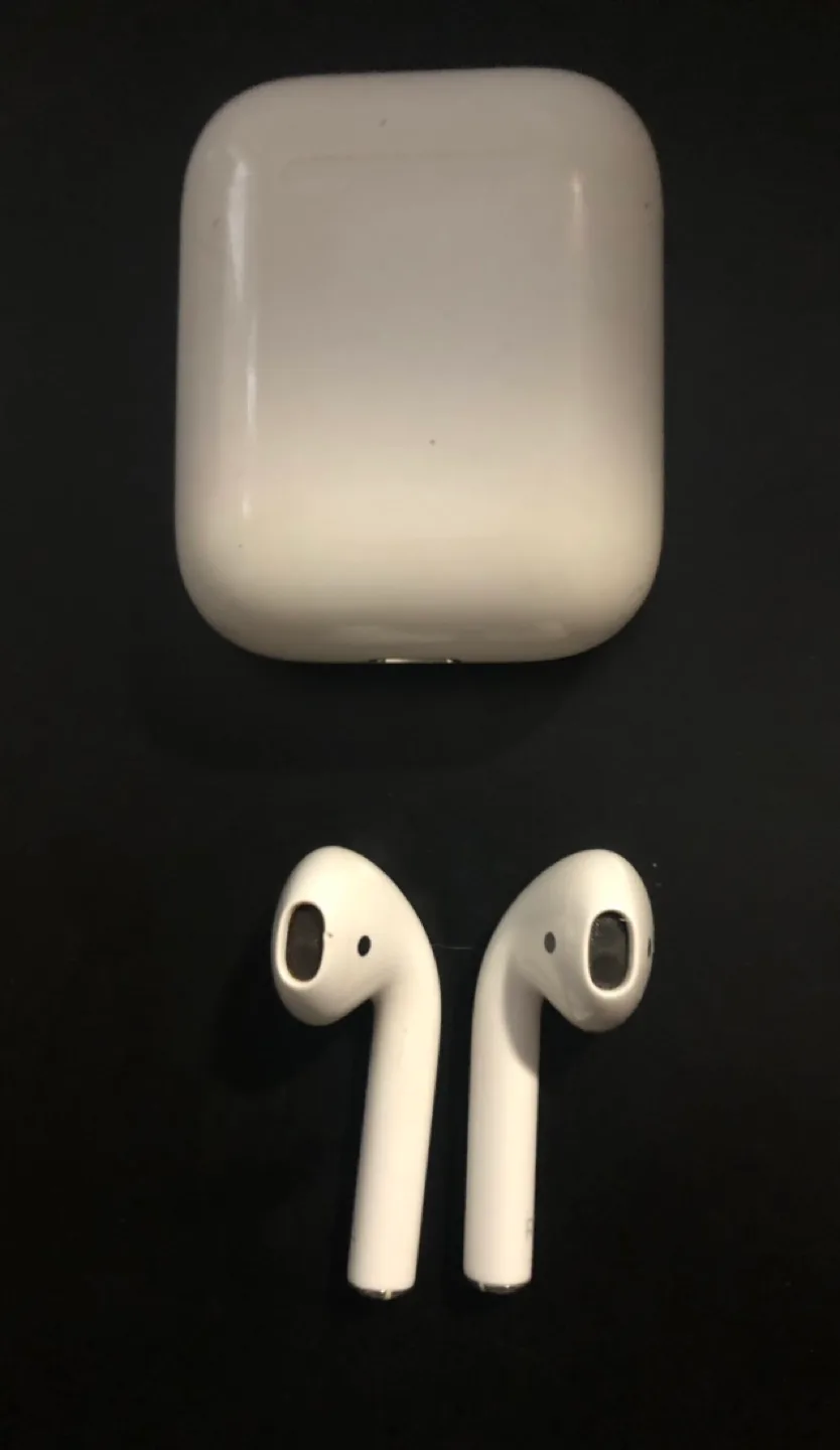 Apple AirPods with Cute Bear Case image indicator(2)
