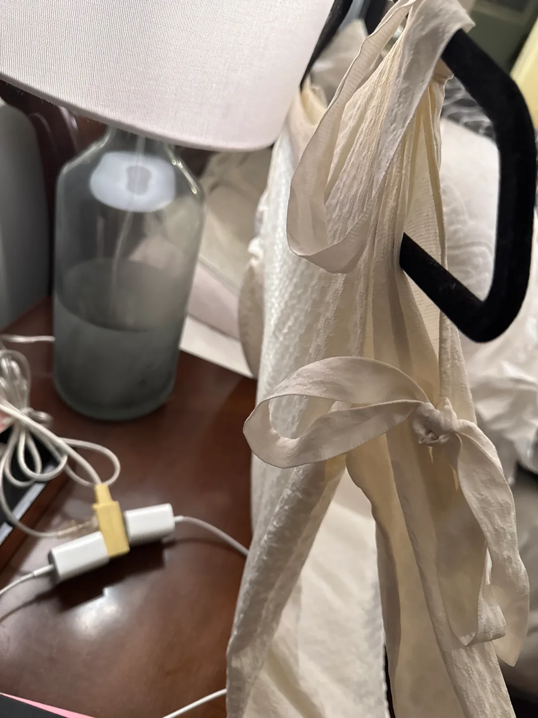 Cream-coloured sleeveless top with shoulder ties image indicator(2)