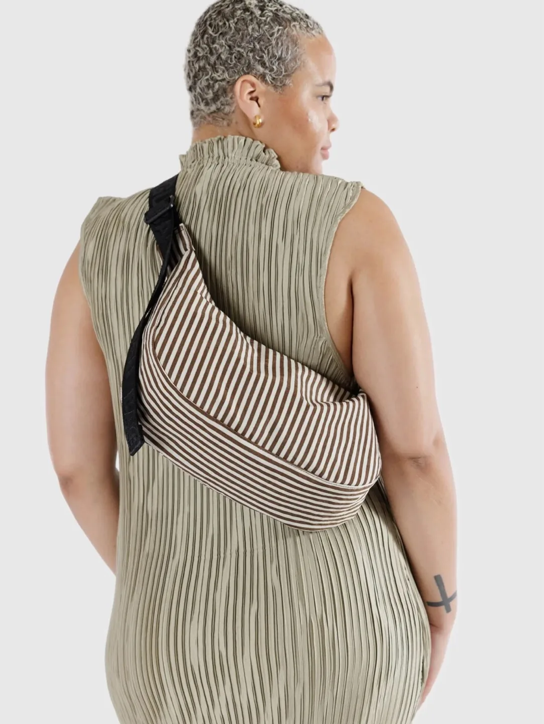 Brand New Baggu Medium Nylon Crescent Bag - Brown Stripe image indicator(7)