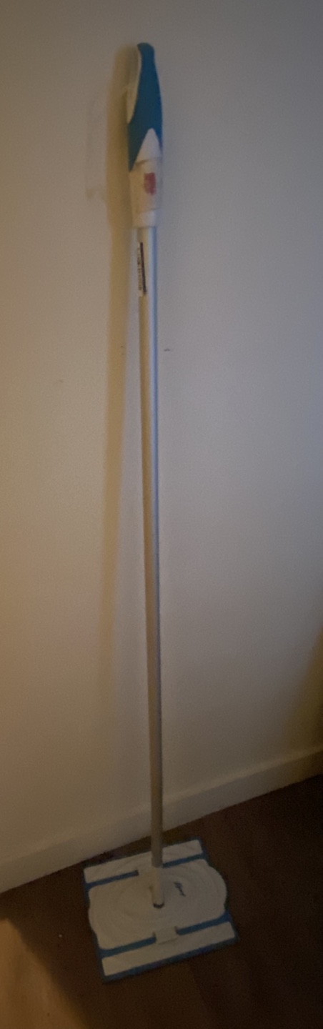 Price drop: Lysol Spray mop with replaceable cleaning pad - photo 2