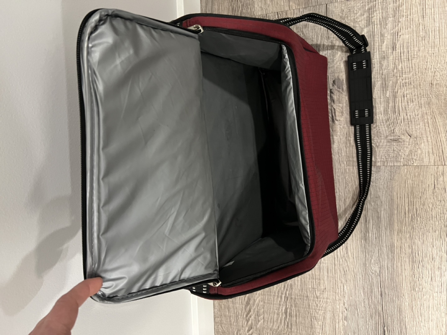 Red Picnic Cooler Bag with Dining Ware - photo 4