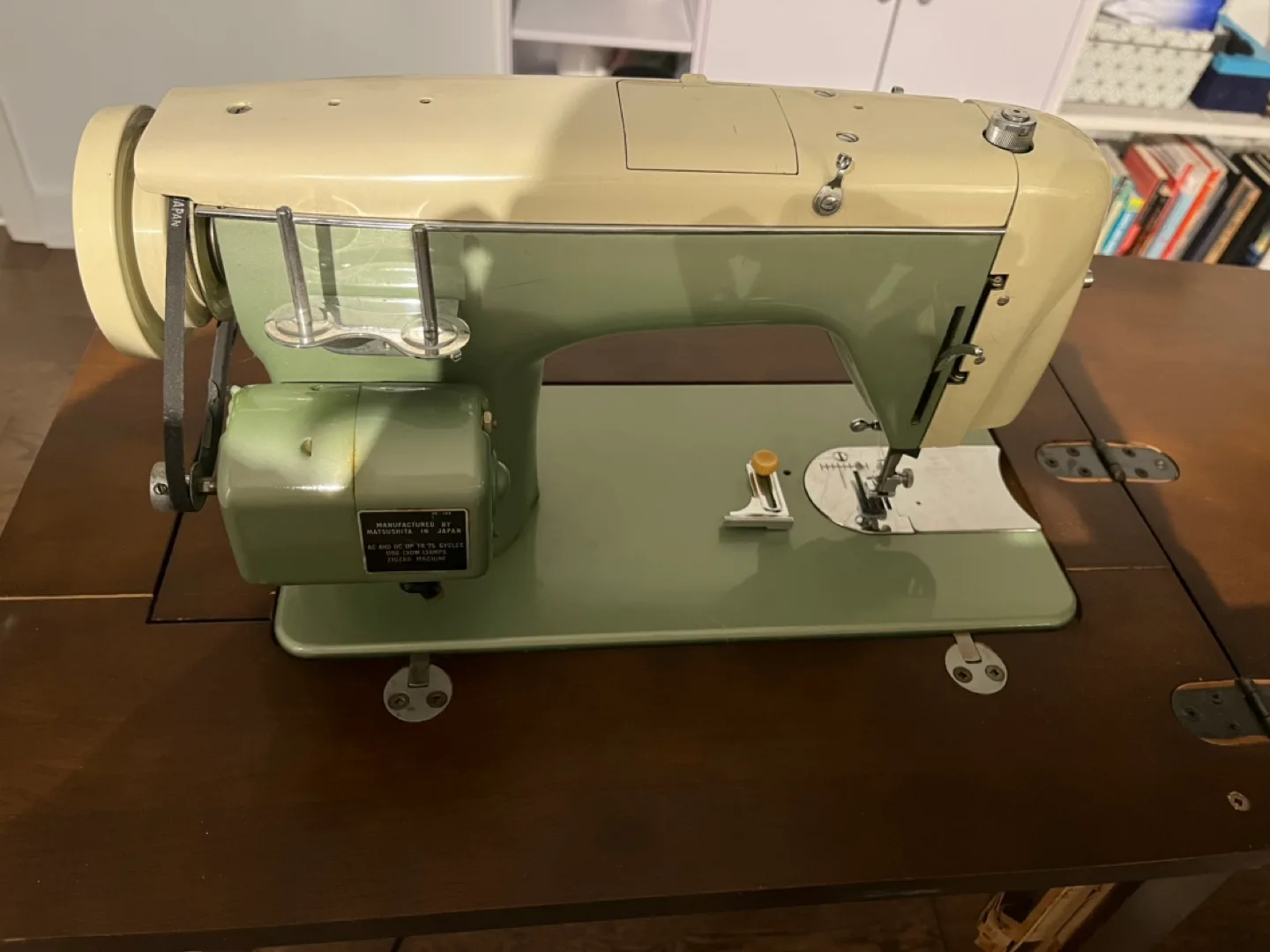 Vintage Sewing Machine with Desk image indicator(4)