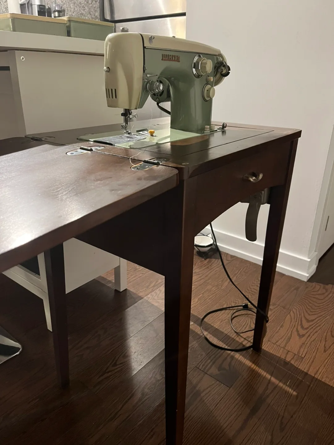 Vintage Sewing Machine with Desk image indicator(2)