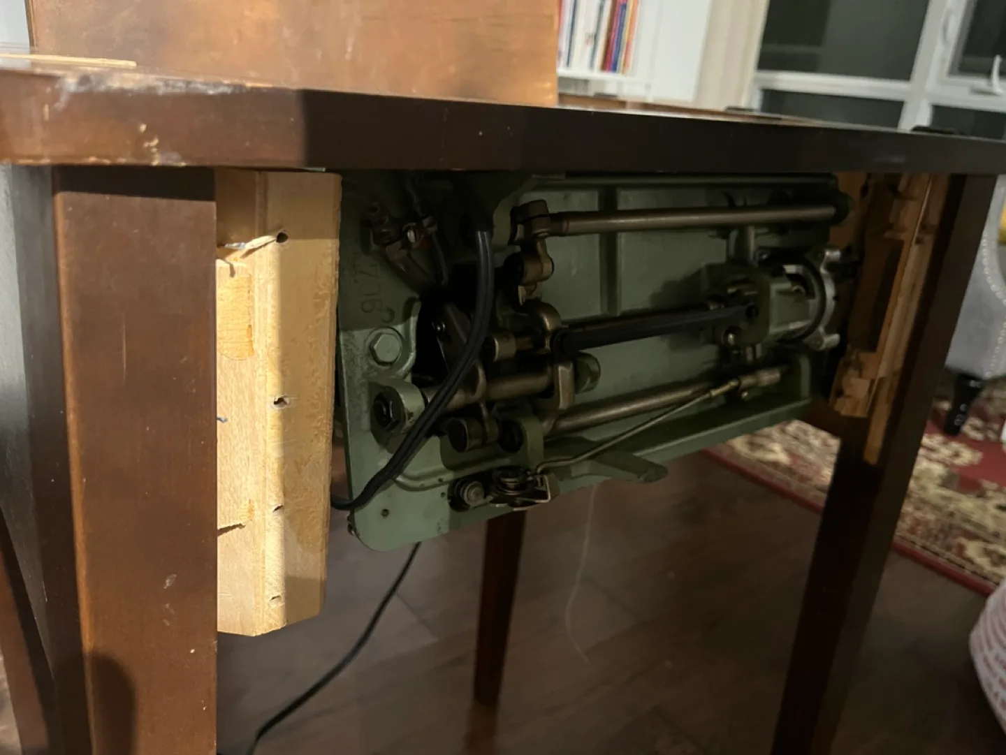 Vintage Sewing Machine with Desk image indicator(7)