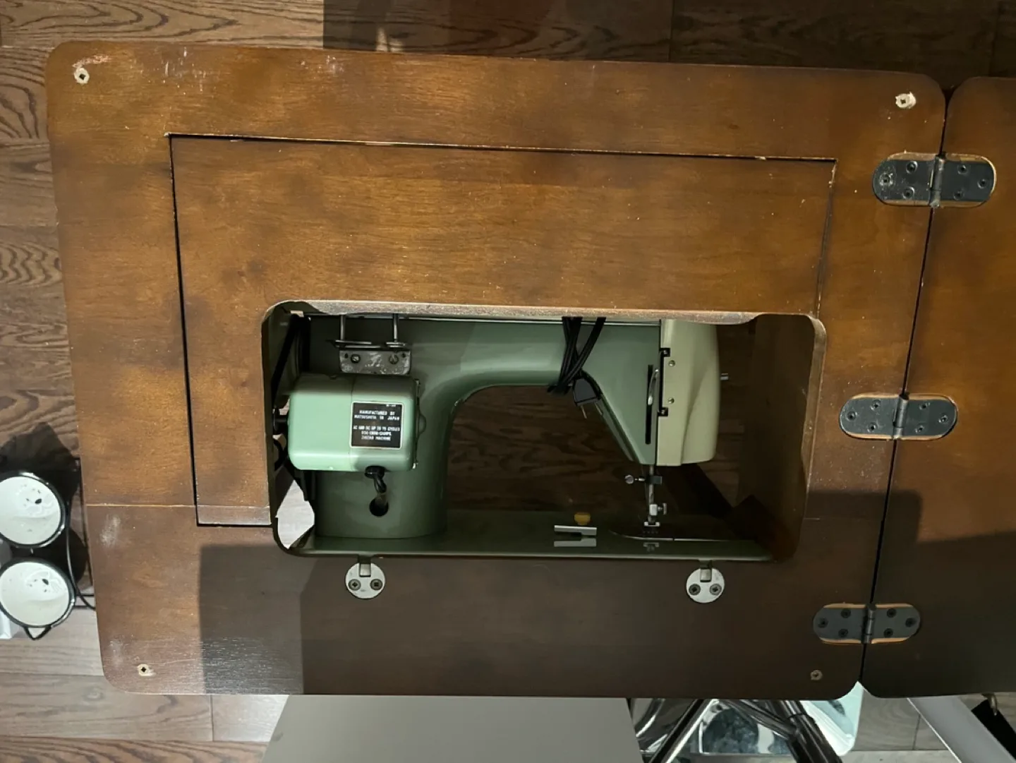 Vintage Sewing Machine with Desk image indicator(8)