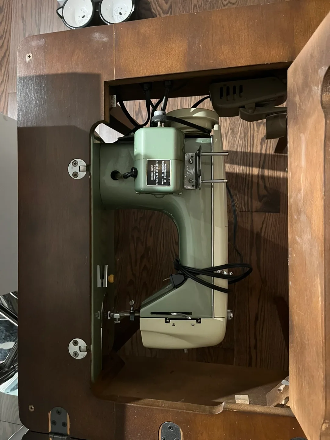 Vintage Sewing Machine with Desk image indicator(6)