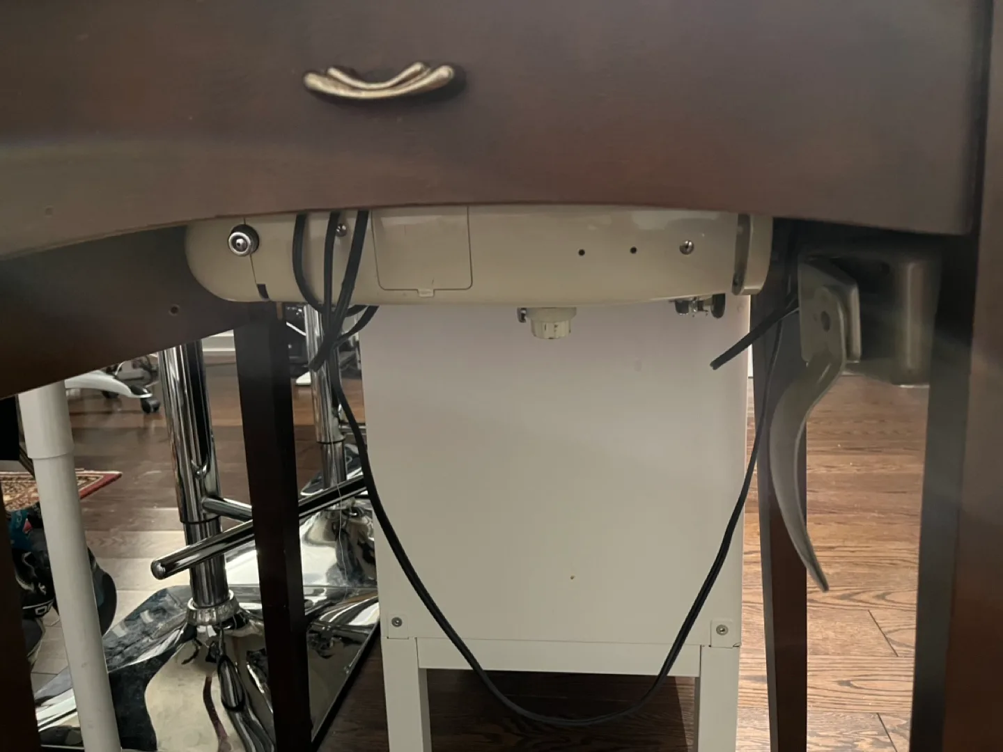 Vintage Sewing Machine with Desk image indicator(10)