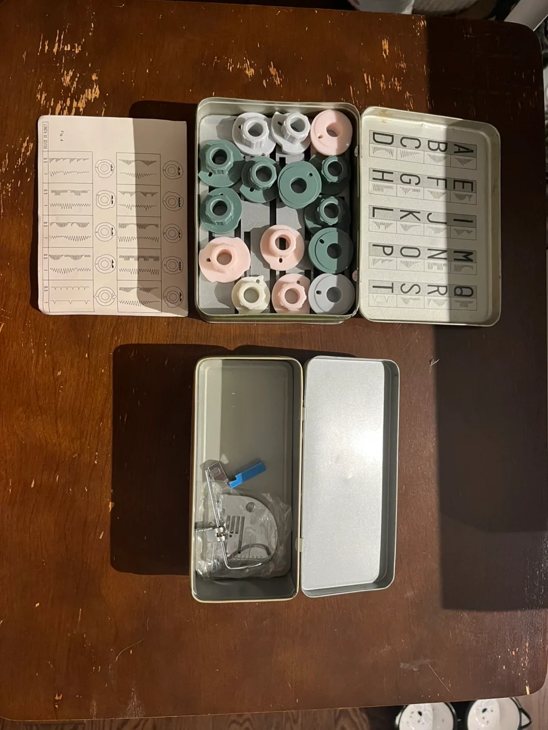 Vintage Sewing Machine with Desk image indicator(9)