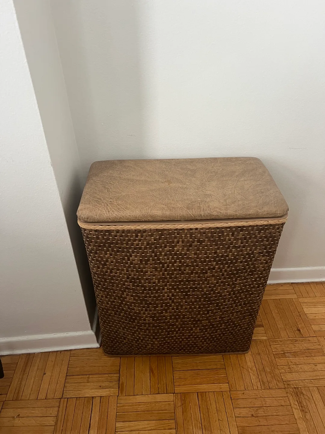 Vintage Wicker Laundry Hamper with Lid thumbnail