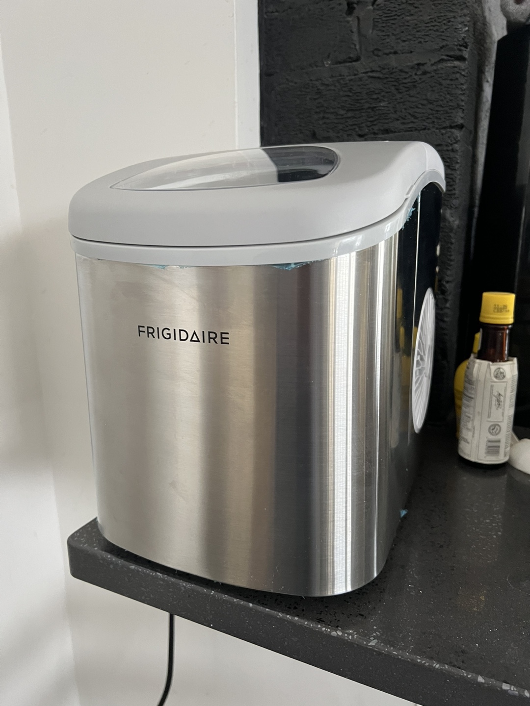 ✨ Brand New Frigidaire Ice Maker – $60 CAD! ❄️