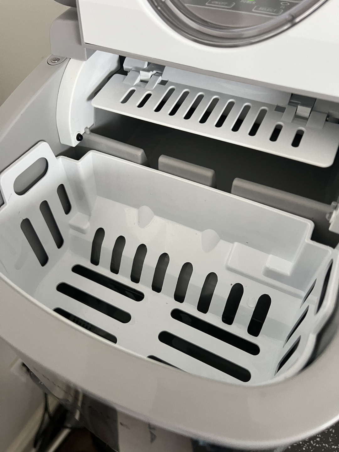 ✨ Brand New Frigidaire Ice Maker – $60 CAD! ❄️ - photo 2
