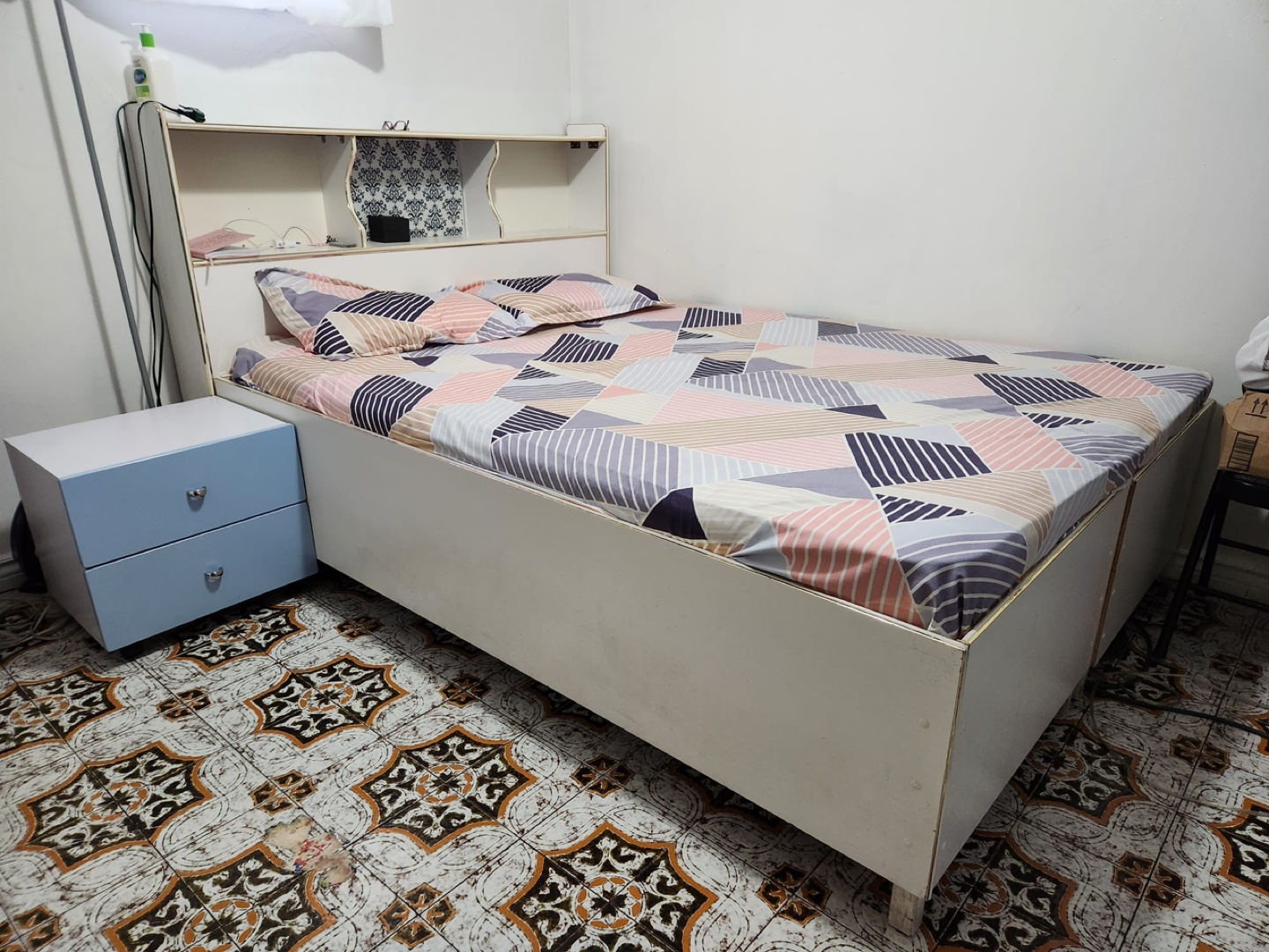 Queen Size Platform Bed Frame with Nightstand