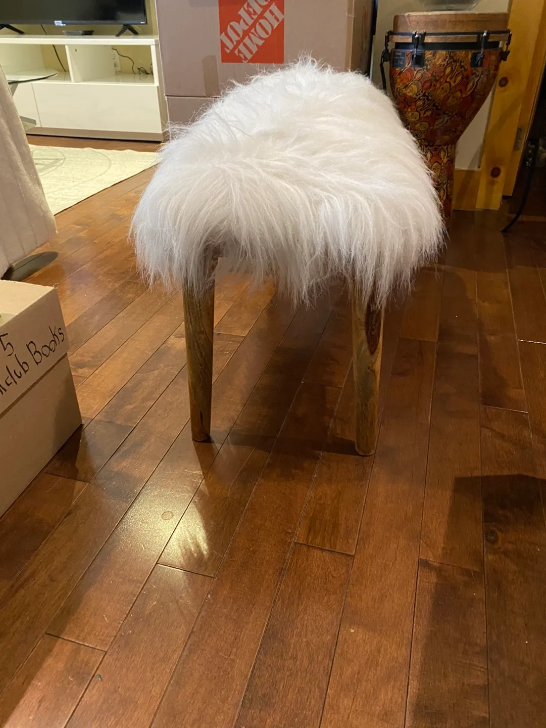 Fluffy White Fur Bench image indicator(4)