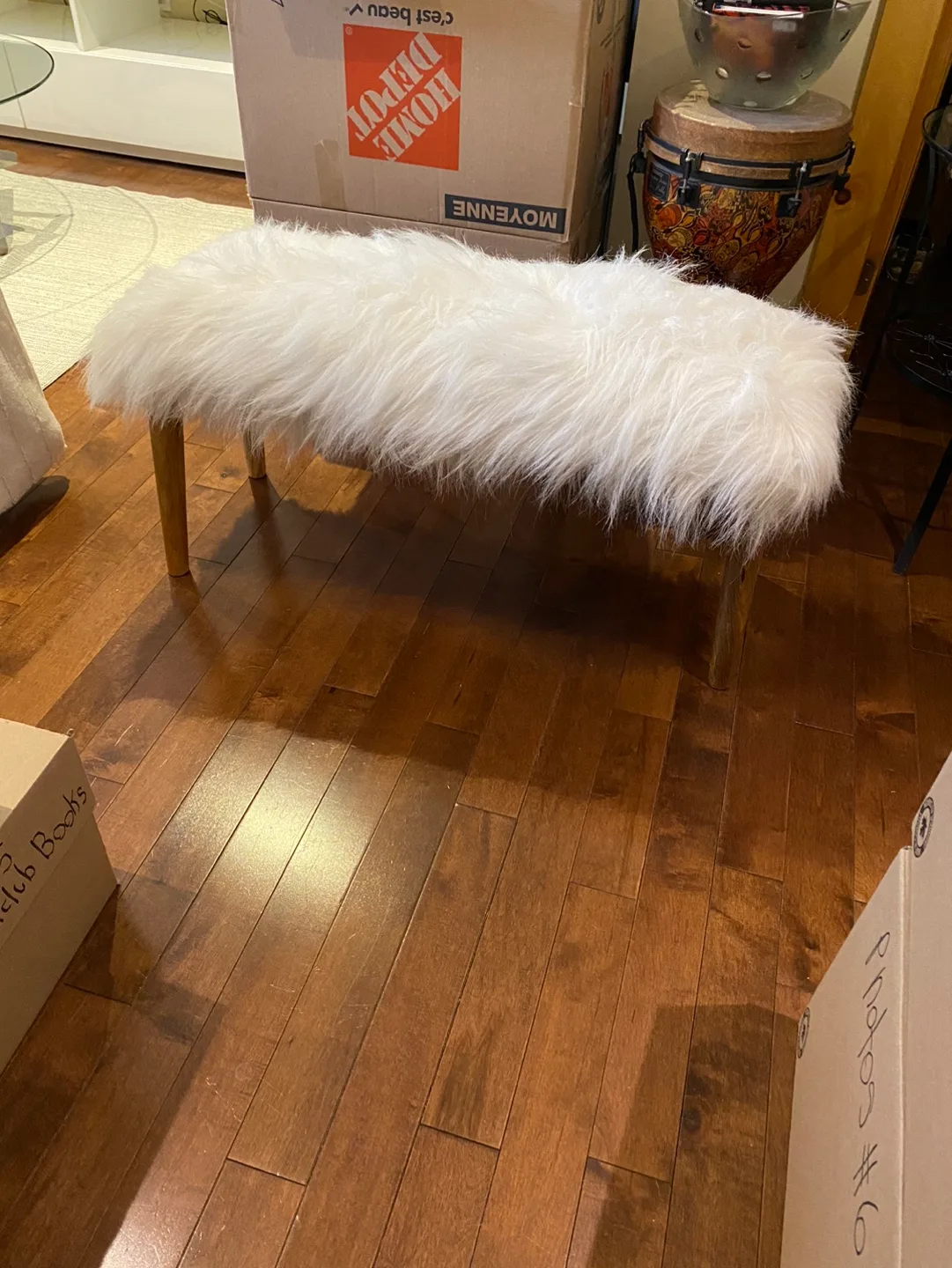 Fluffy White Fur Bench image indicator(5)