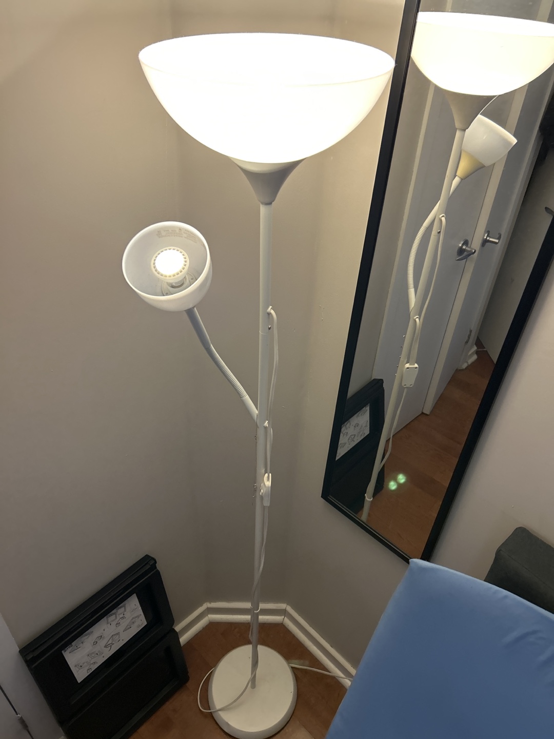2 X White Two-Light Floor Lamp - photo 2