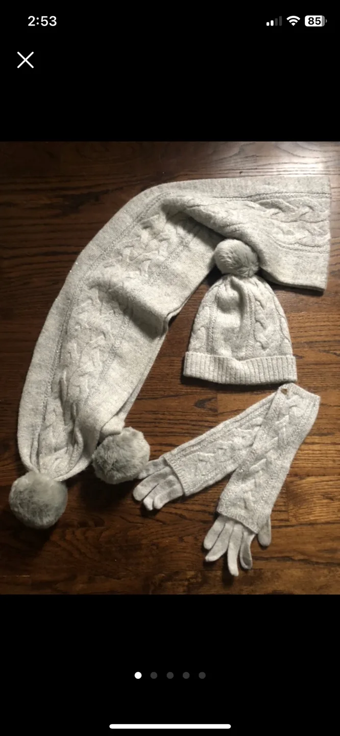 JUICY COUTURE Pom Pom Hat /Scarf/Glove Set image indicator(6)