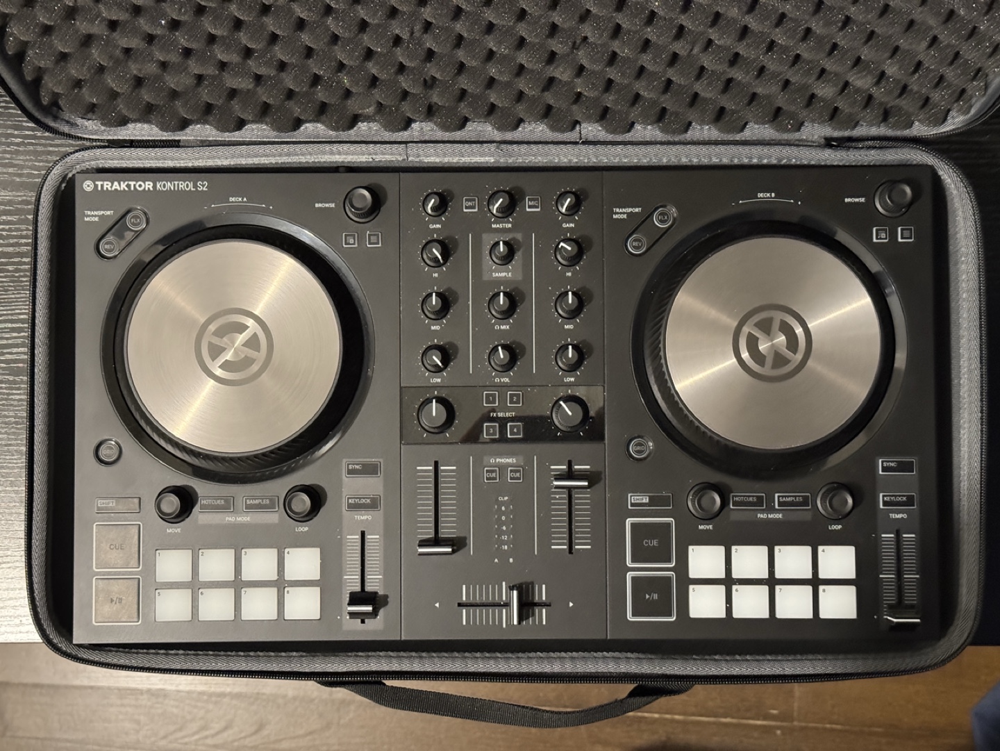 Traktor S2 Mk3 DJ Controller