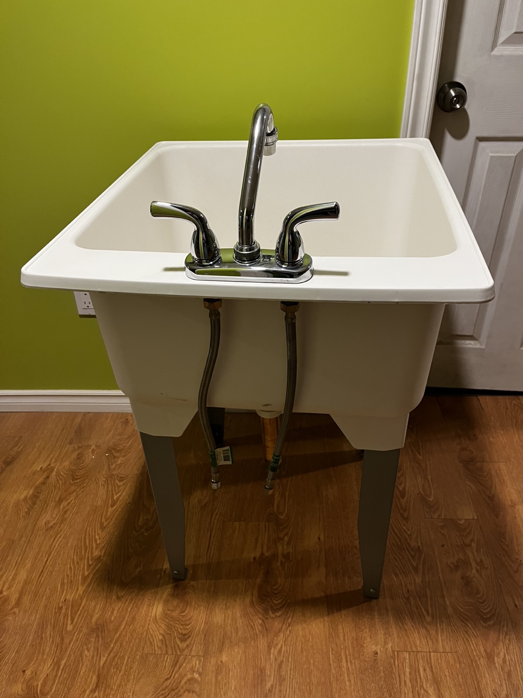 Utility Sink with Stand and Faucet - photo 3