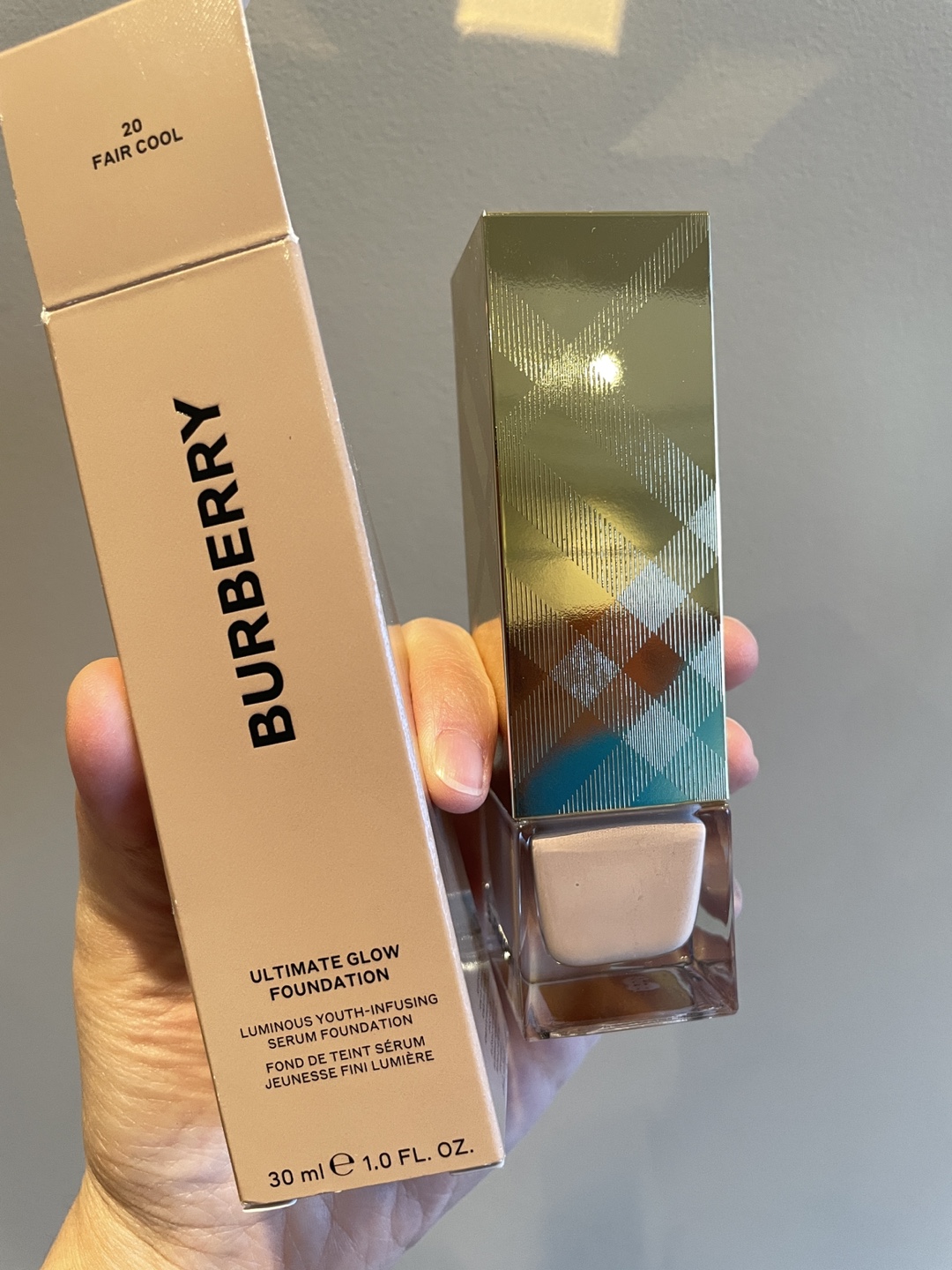 Burberry Ultimate Glow Foundation - Shade 20 Fair Cool