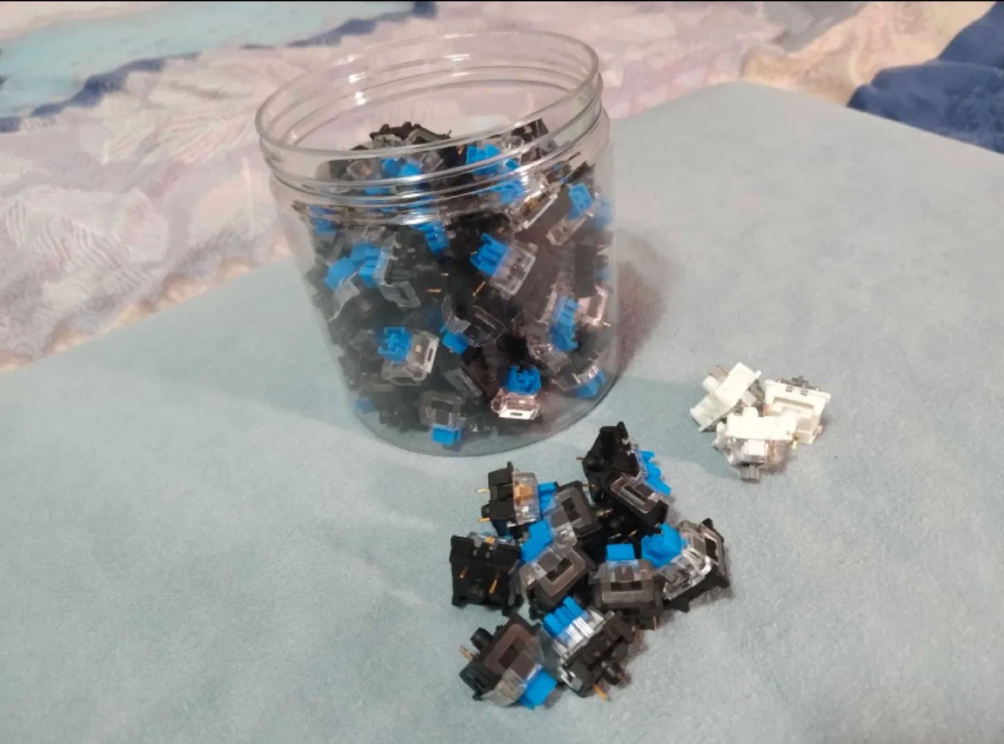 Blue (x88) & Silver (x3) Gateron switches image indicator(2)