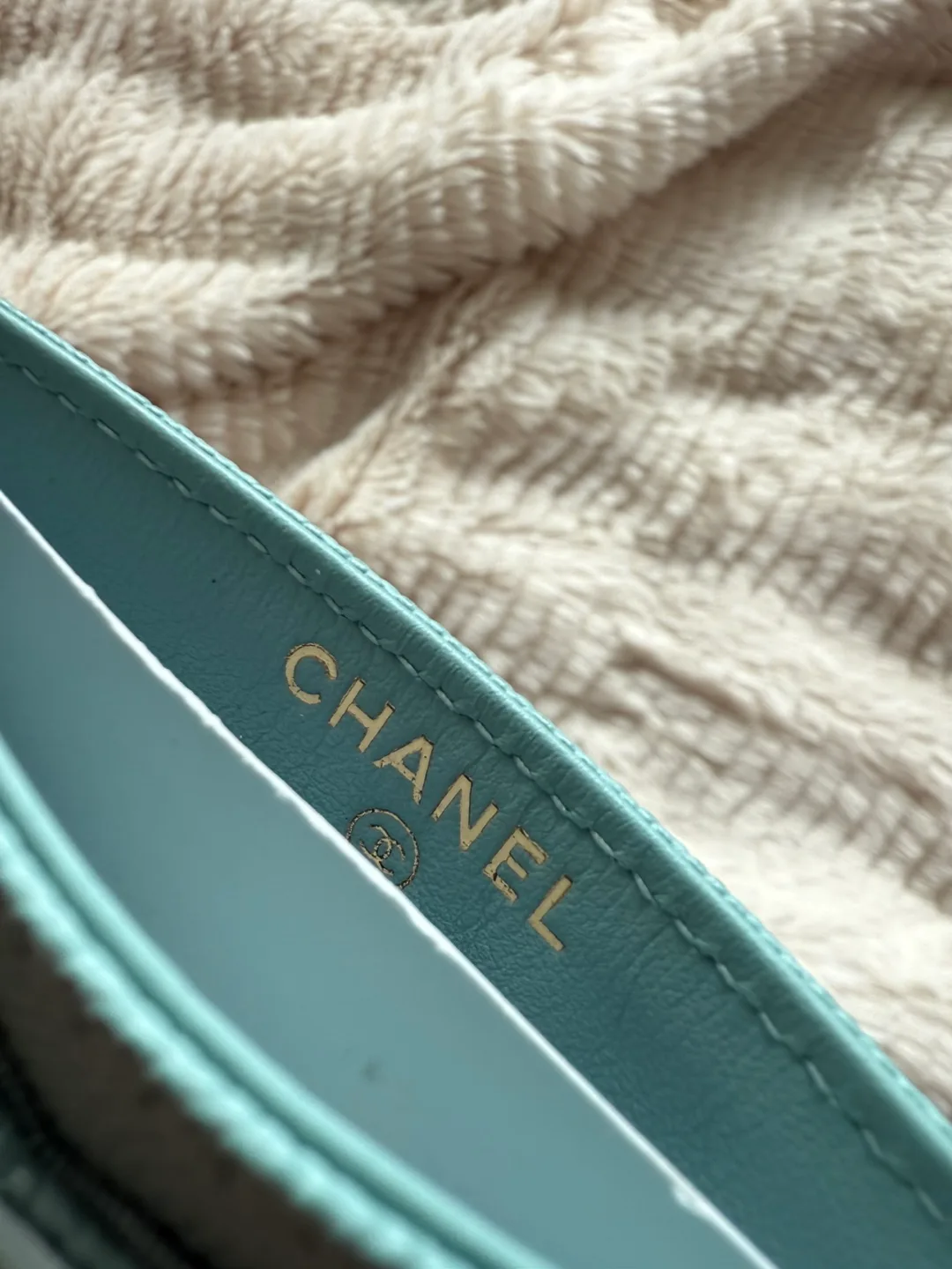 Chanel card holder image indicator(4)