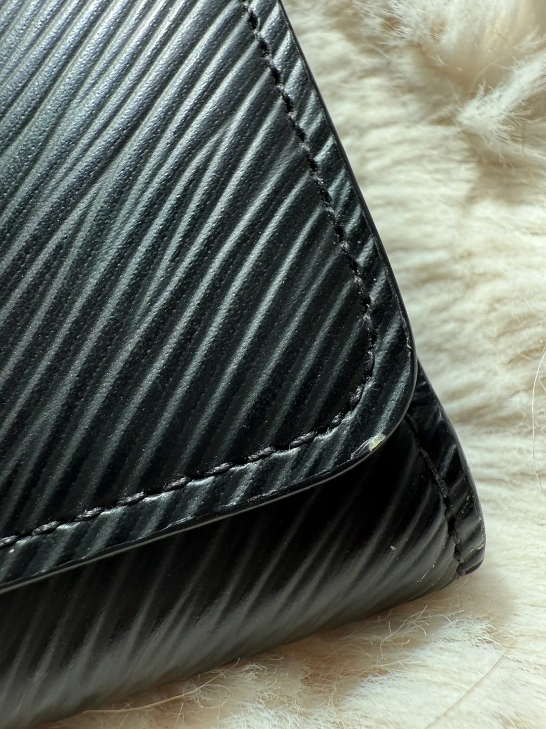 Louis Vuitton Twist Compact Wallet image indicator(2)