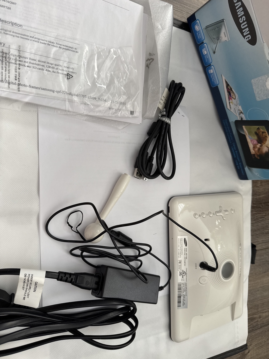 Samsung Digital Photo Frame with Accessories