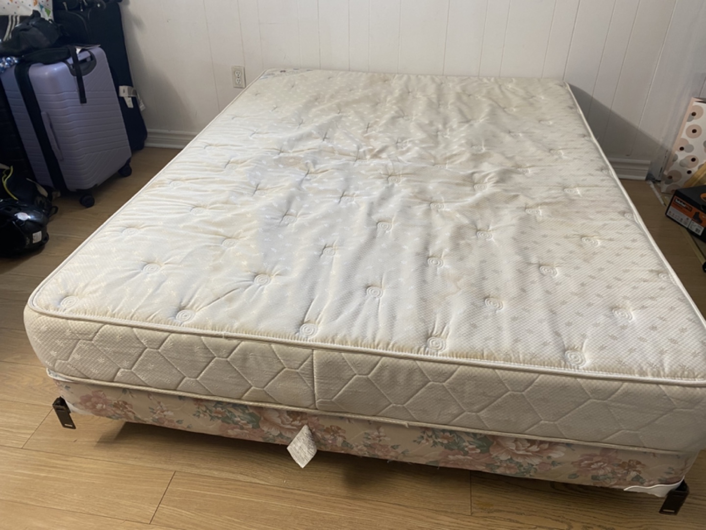 Queen Mattress and Box Spring Set - photo 2