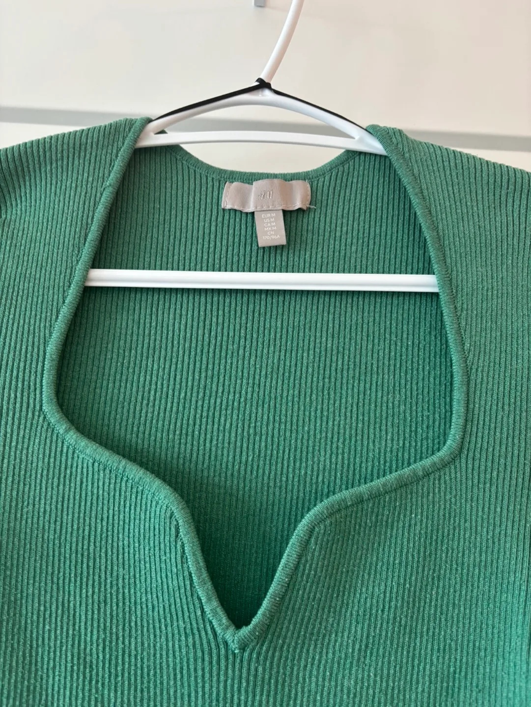 H&M Green Ribbed Knit Sweater - Size Medium image indicator(4)