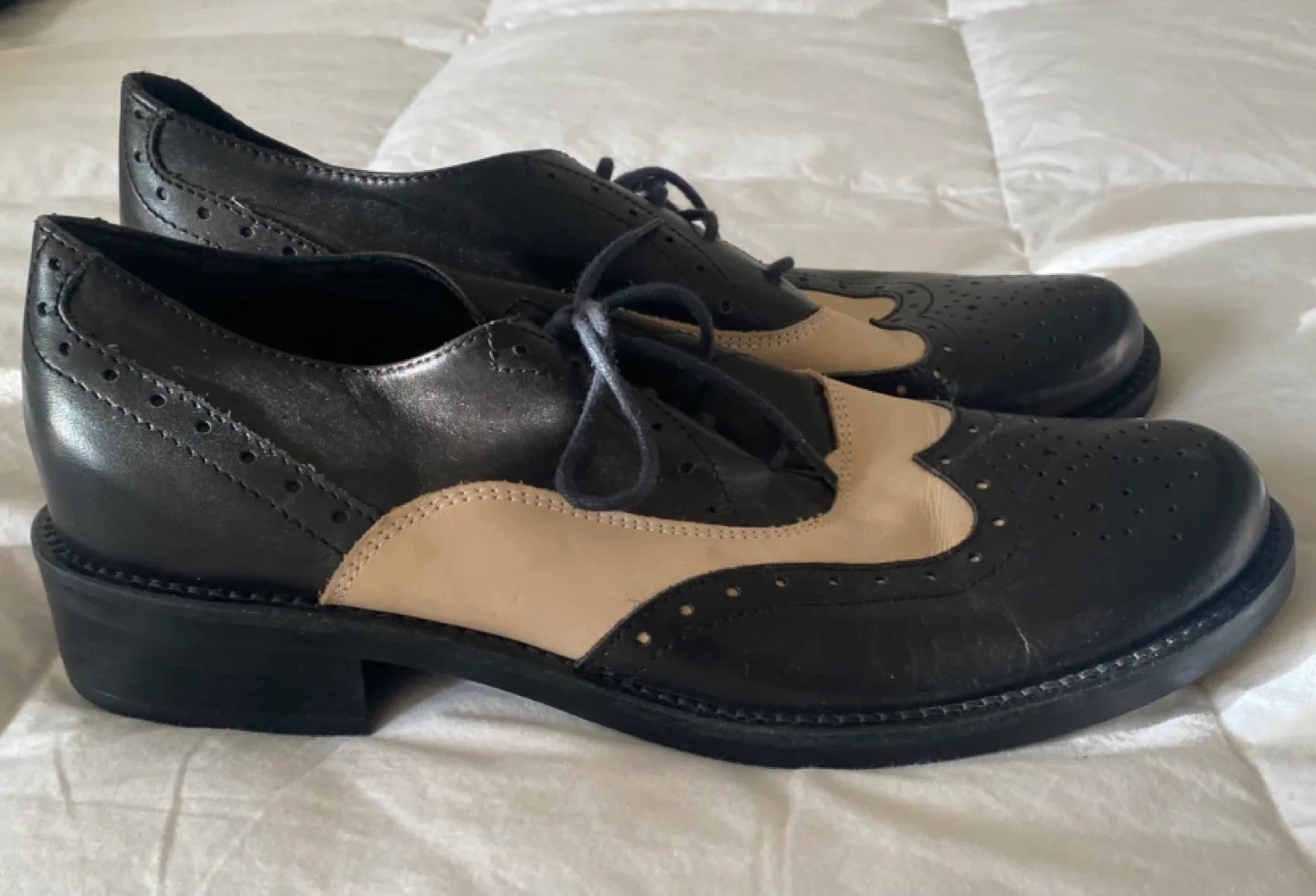 Women's Black/ Beige Leather Oxfords Size 38 image indicator(2)