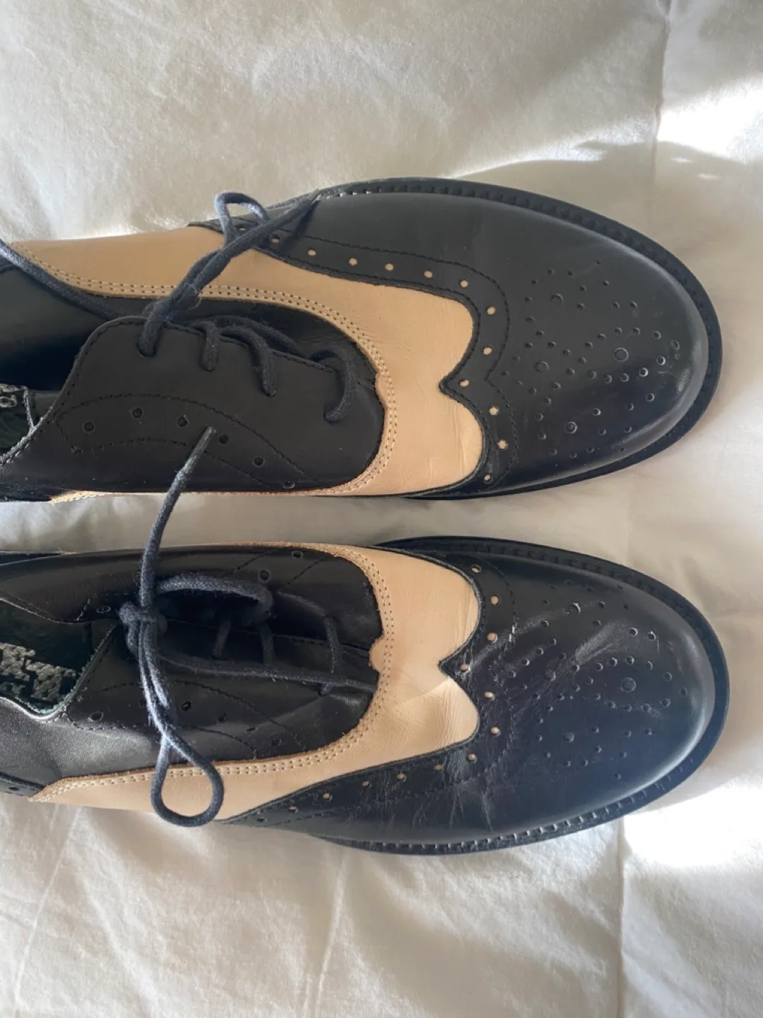Women's Black/ Beige Leather Oxfords Size 38 image indicator(3)