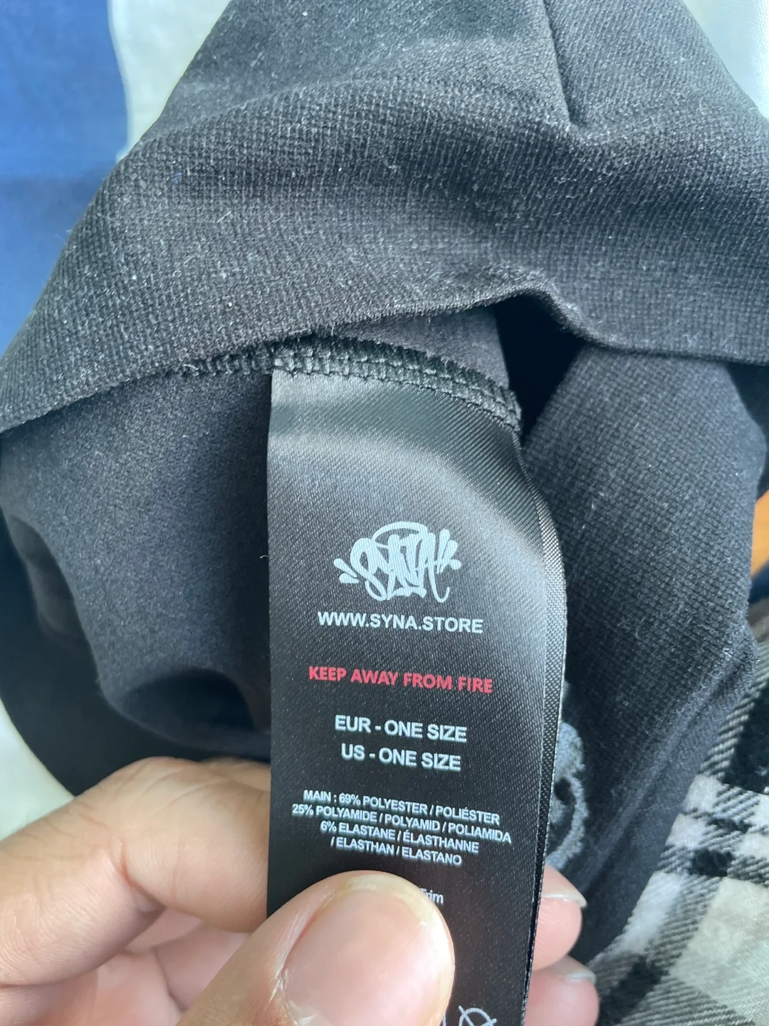 SYNA Black One Size Stretchy Beanie image indicator(2)