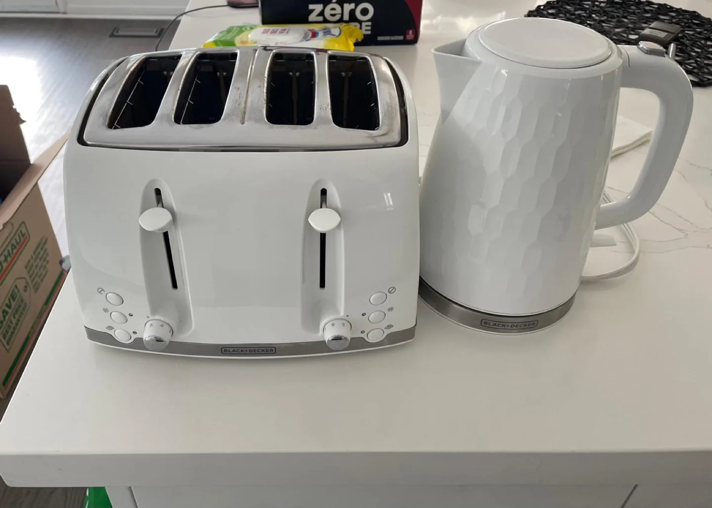 Black+Decker 4-Slice Toaster and Kettle Set thumbnail