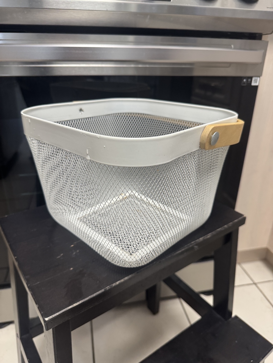White Metal Wire Basket with Wooden Handle - photo 2