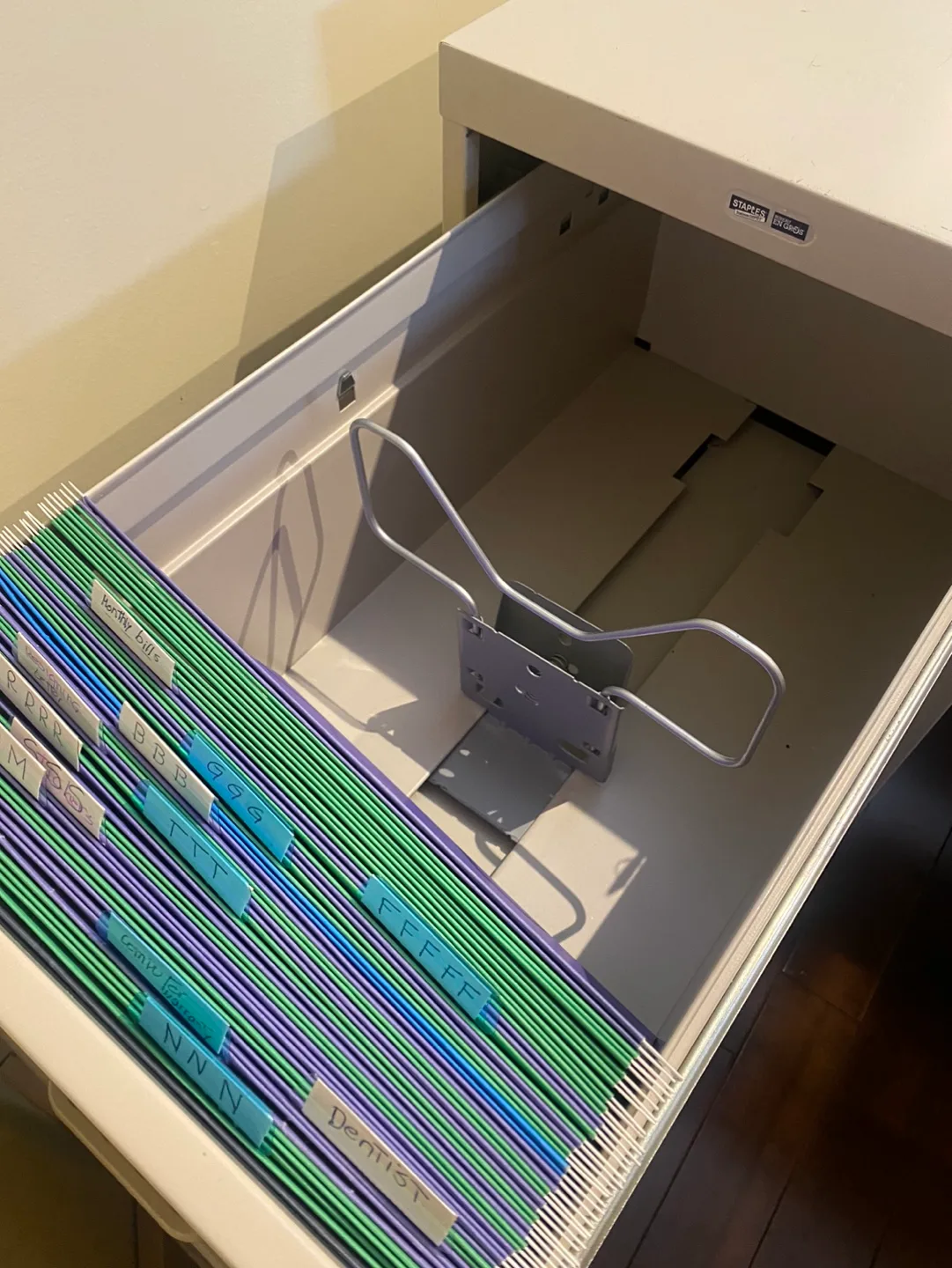 Staples 2-Drawer Lateral File Cabinet image indicator(4)