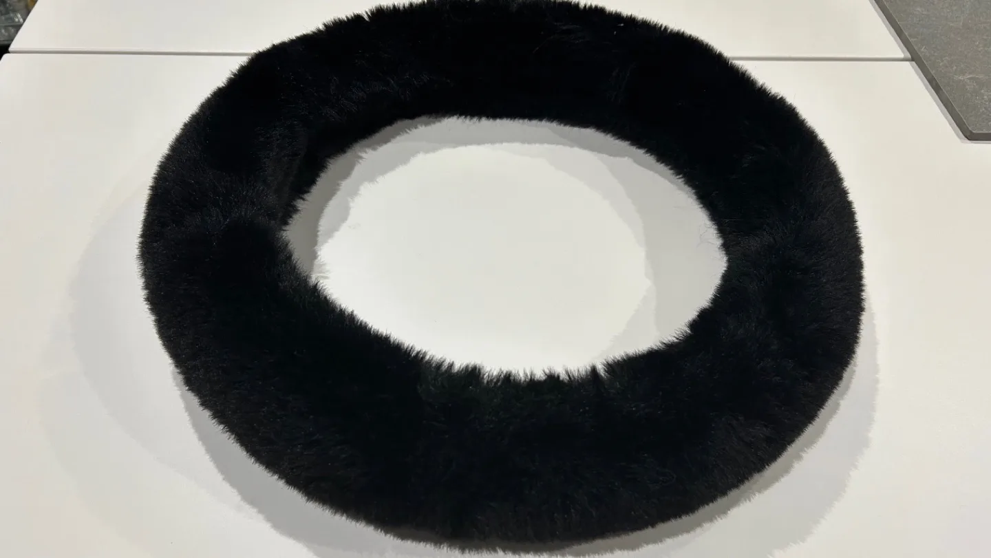 Black Fluffy Steering Wheel Cover image indicator(3)
