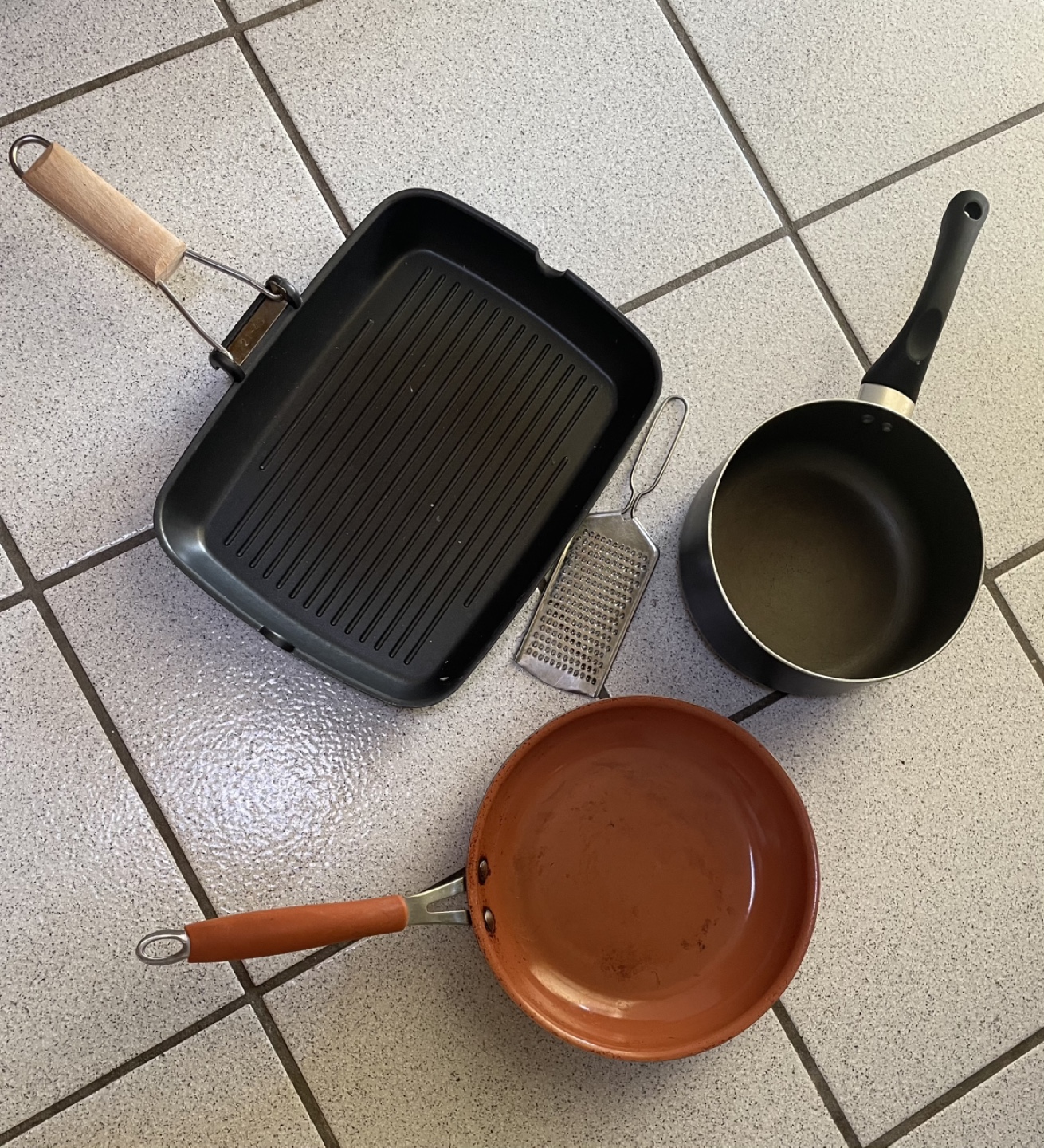 Kitchen cookware: Grill Pan, Saucepan, Frying Pan & Grater