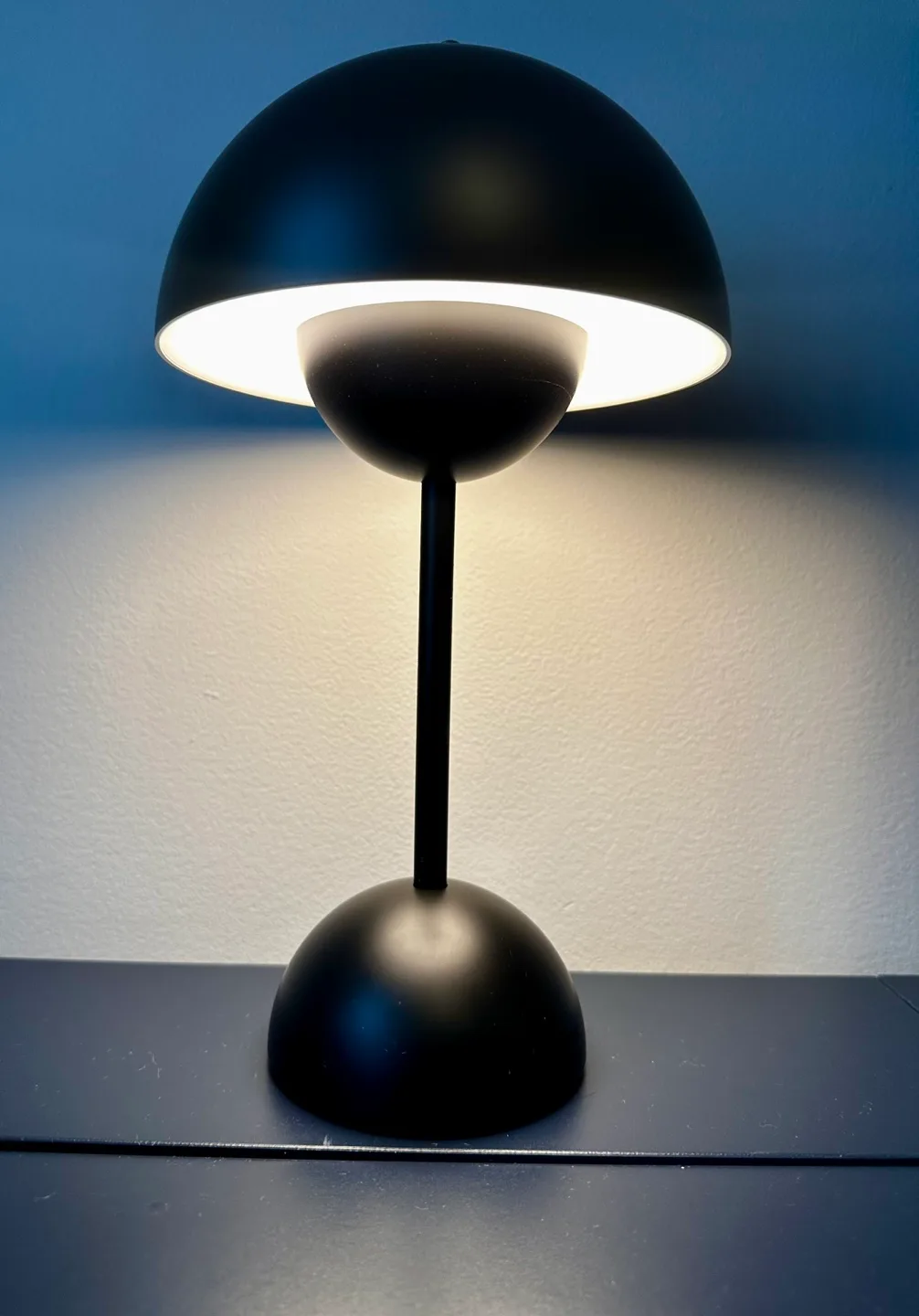 Matte black Flowerpot VP9 cordless Table Lamp image indicator(2)