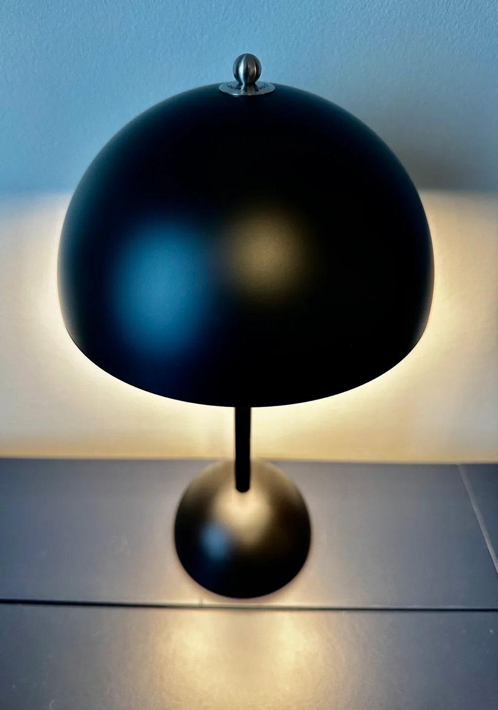 Matte black Flowerpot VP9 cordless Table Lamp image indicator(3)