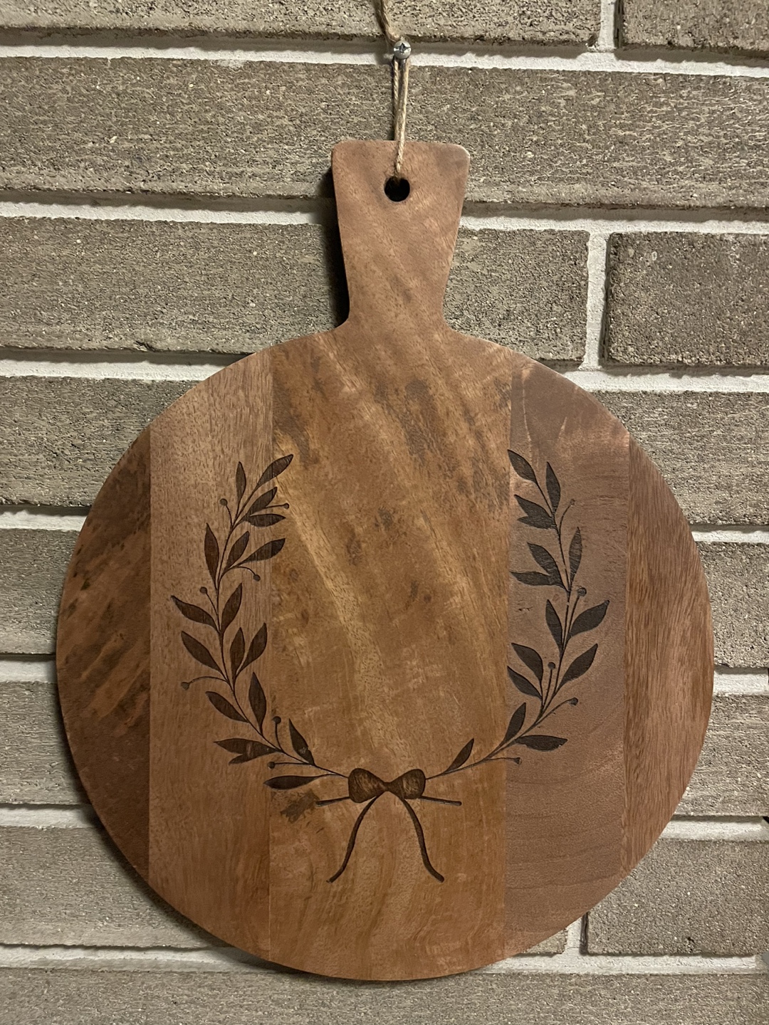 Round Wooden Cutting Board with Engraved Wreath