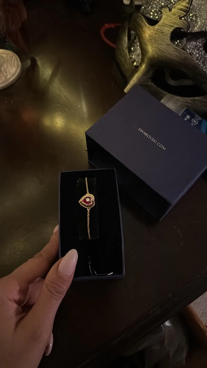 Swarovski Red Heart Bracelet image indicator(2)