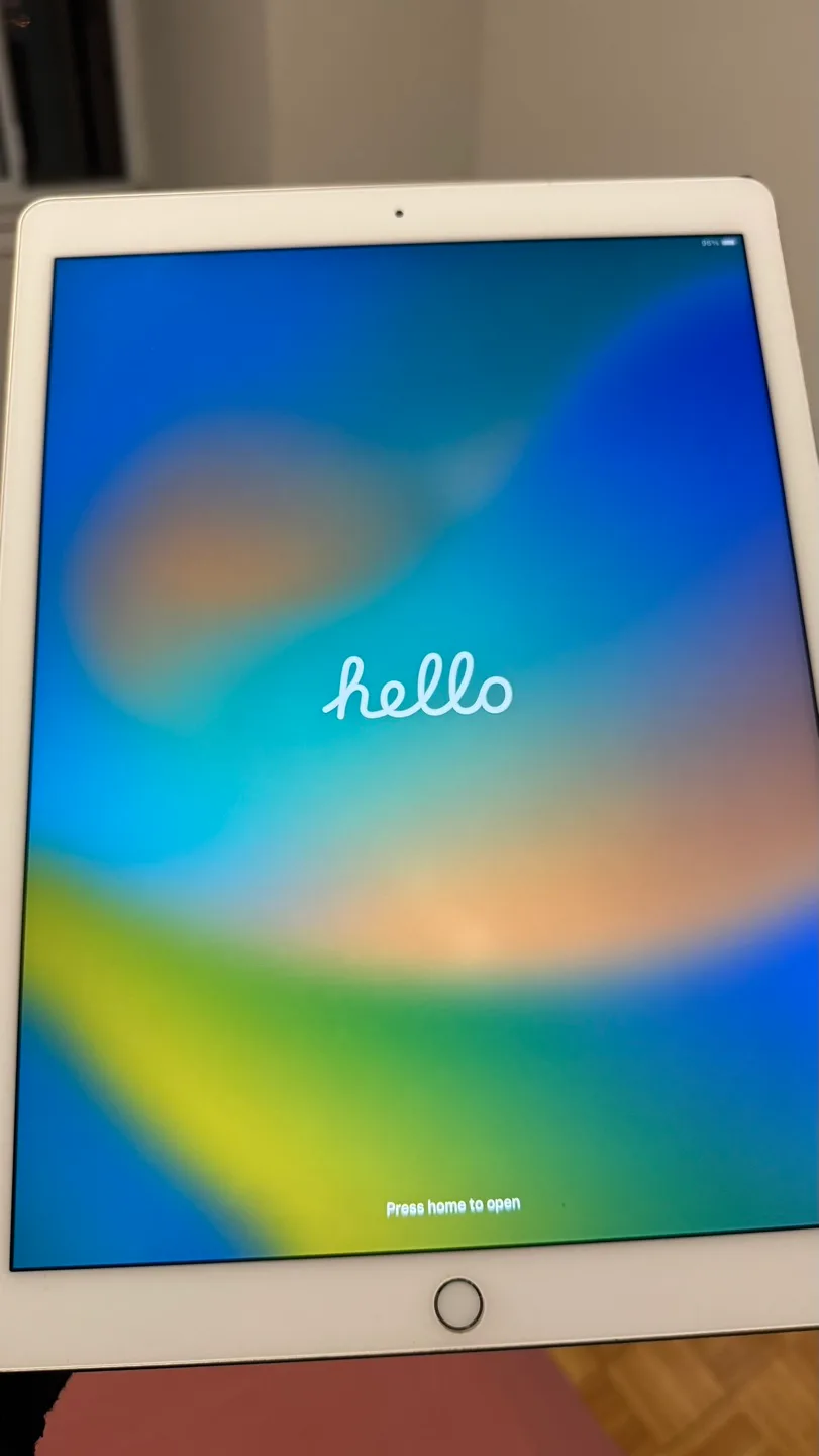 iPad Pro 9.7-inch - Gold - With Accessories image indicator(5)