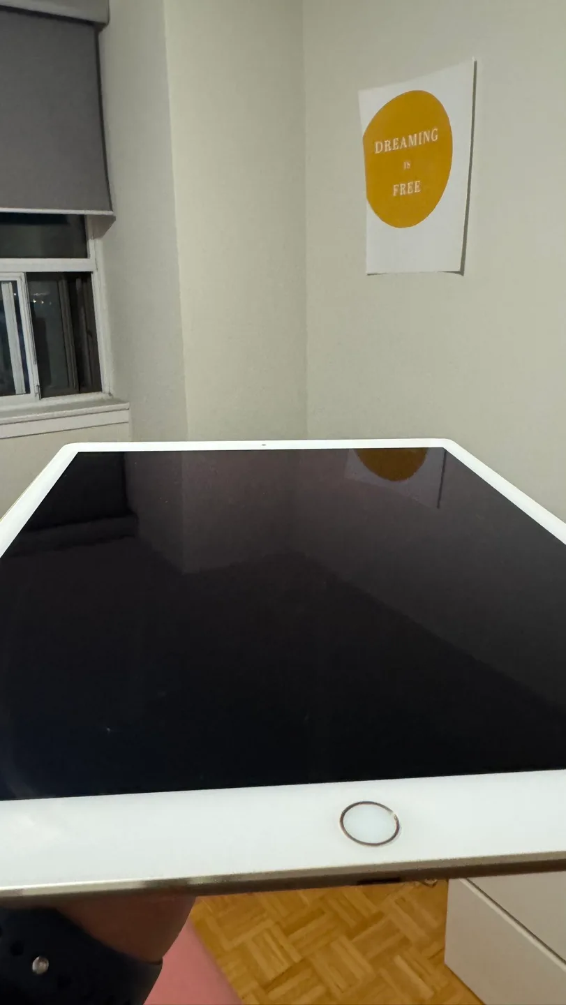 iPad Pro 9.7-inch - Gold - With Accessories image indicator(3)