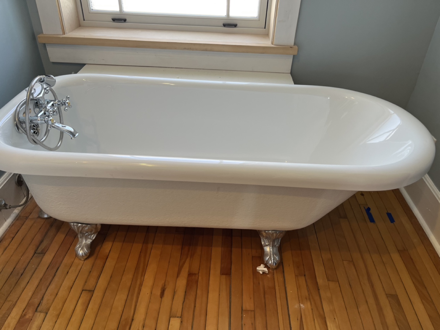 Clawfoot Tub with Faucet 67”