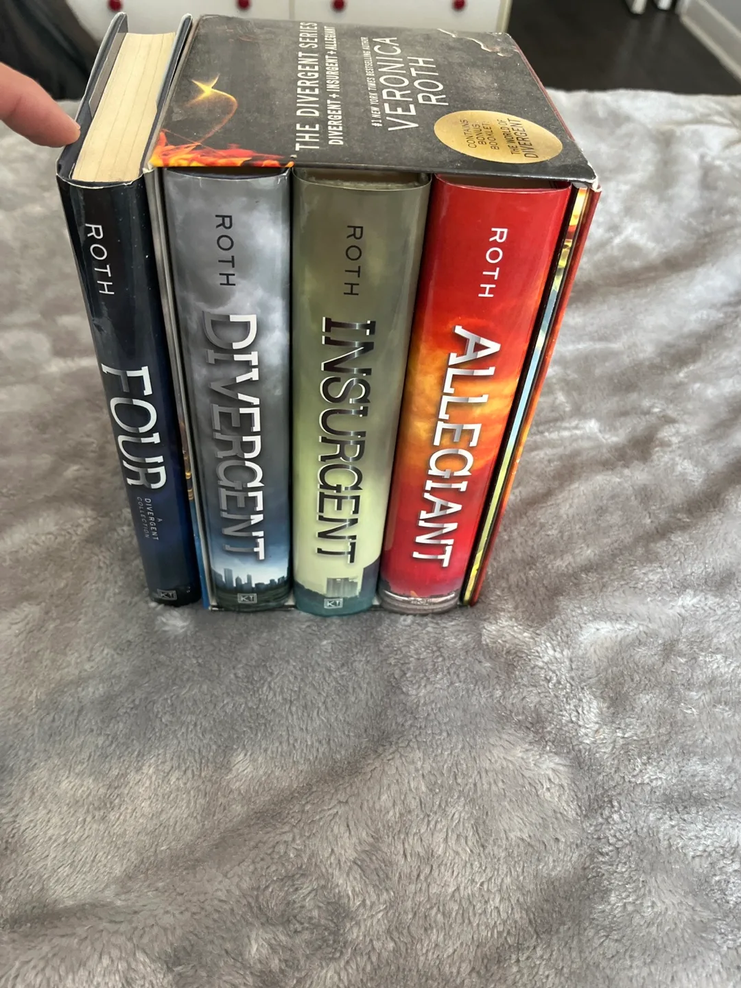 Divergent Series Collection by Veronica Roth image indicator(2)